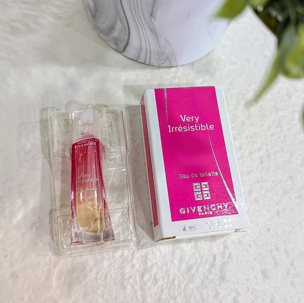 Givenchy Very Irresistible Eau de Toilette - 4ml, 0.13 ml Sample Size